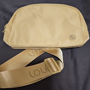 NWOT Lolë Unisex Light Beige Belt Bag / Crossbody / Fanny Pack
